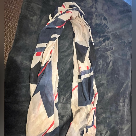 Le Château géo print light weight scarf - Picture 2 of 3